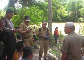 Polisi dan pihak terkait bersama warga saat berada di lokasi tenggelamnya Antoni
